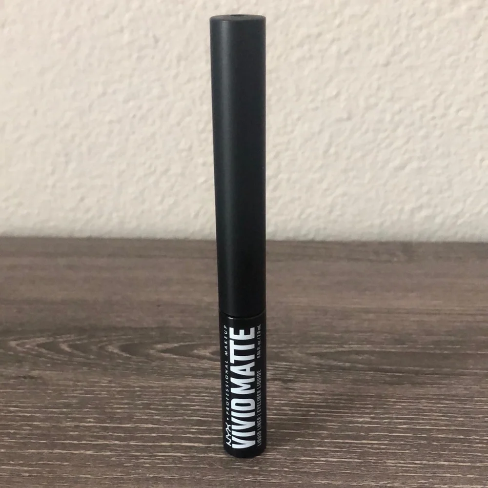 ❤️$6 NWT Vivid Matte Black Eyeliner 2ml